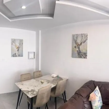 Апартаменти Near Finikoudes 3 Ларнака