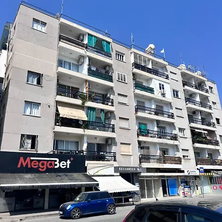 Апартаменти Near Finikoudes 3 Ларнака